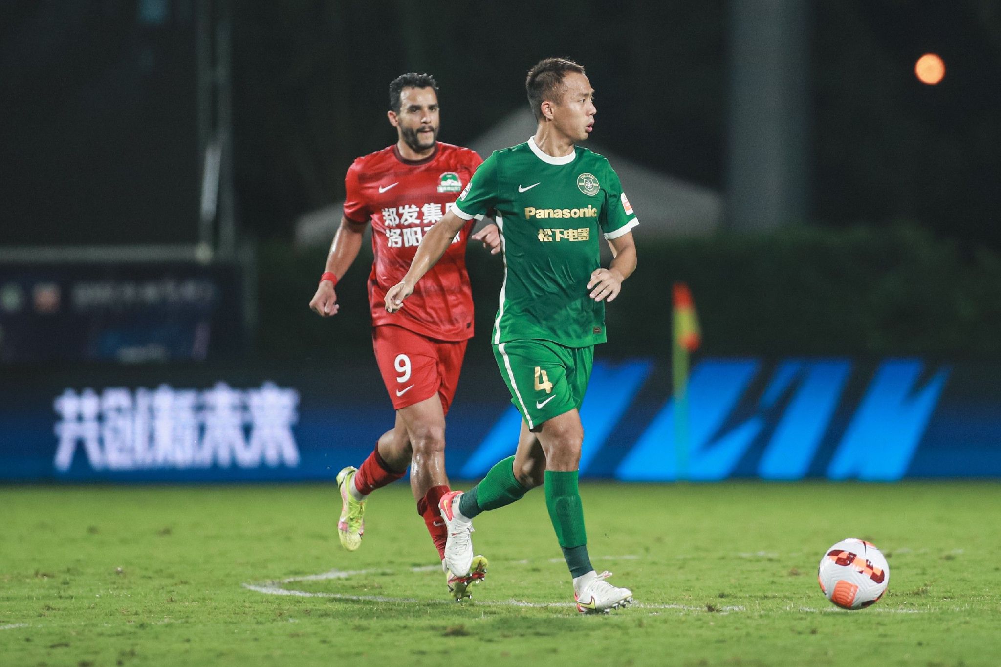 在护除资产阶级的国内战争中，父母双亡，他当过白军，漂泊多年后投奔音乐老师戈洛教，在豪华的贵族宅邸，与教授女儿玛露霞一见钟情共坠爱河。